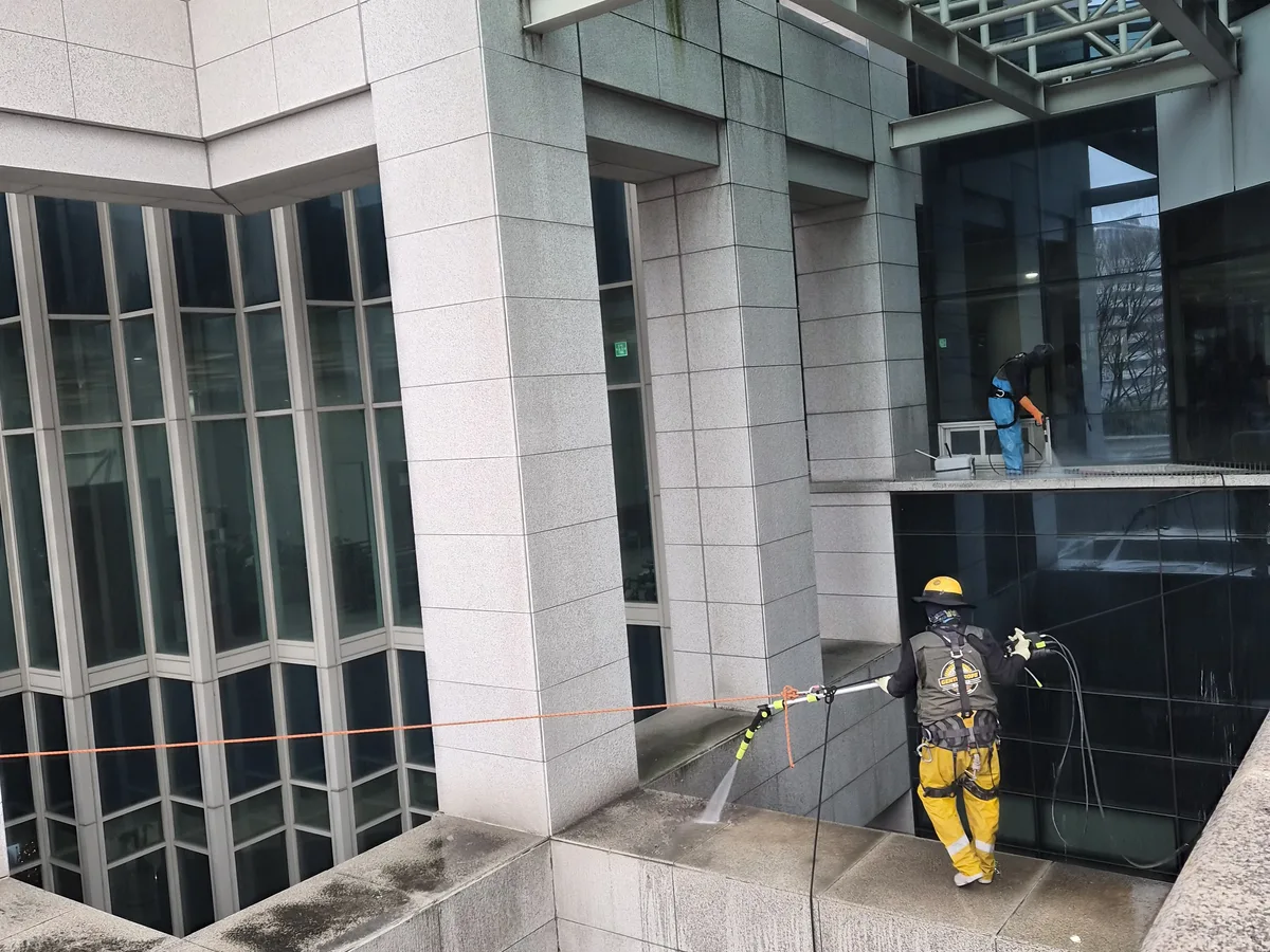 홍성군 광천읍 상가건물 옥상 파라펫 장비 주변 정밀 위생청소 사례 - 행진크린