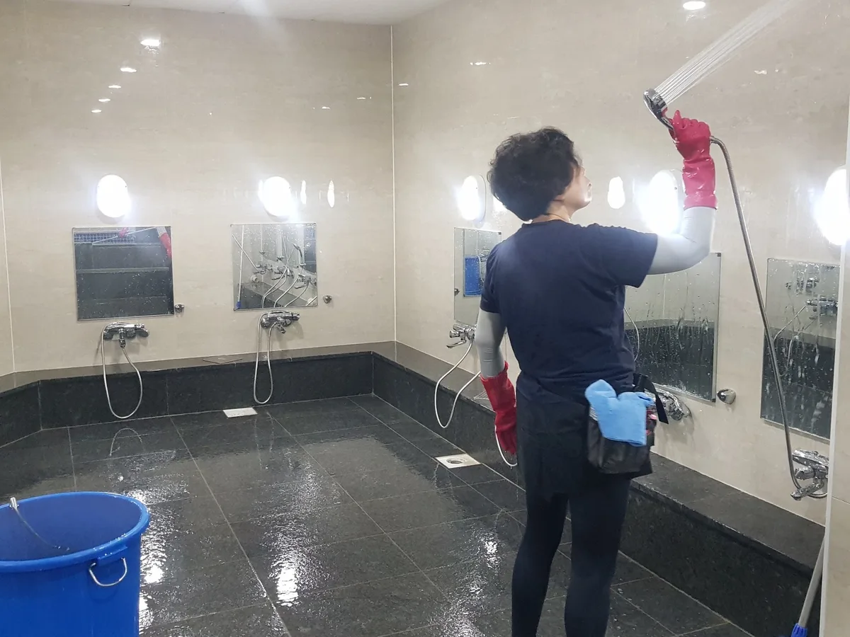 천안시 서북구 성환읍 목욕탕 탈의실·파우더룸 바닥 위생청소 사례 - 행진크린