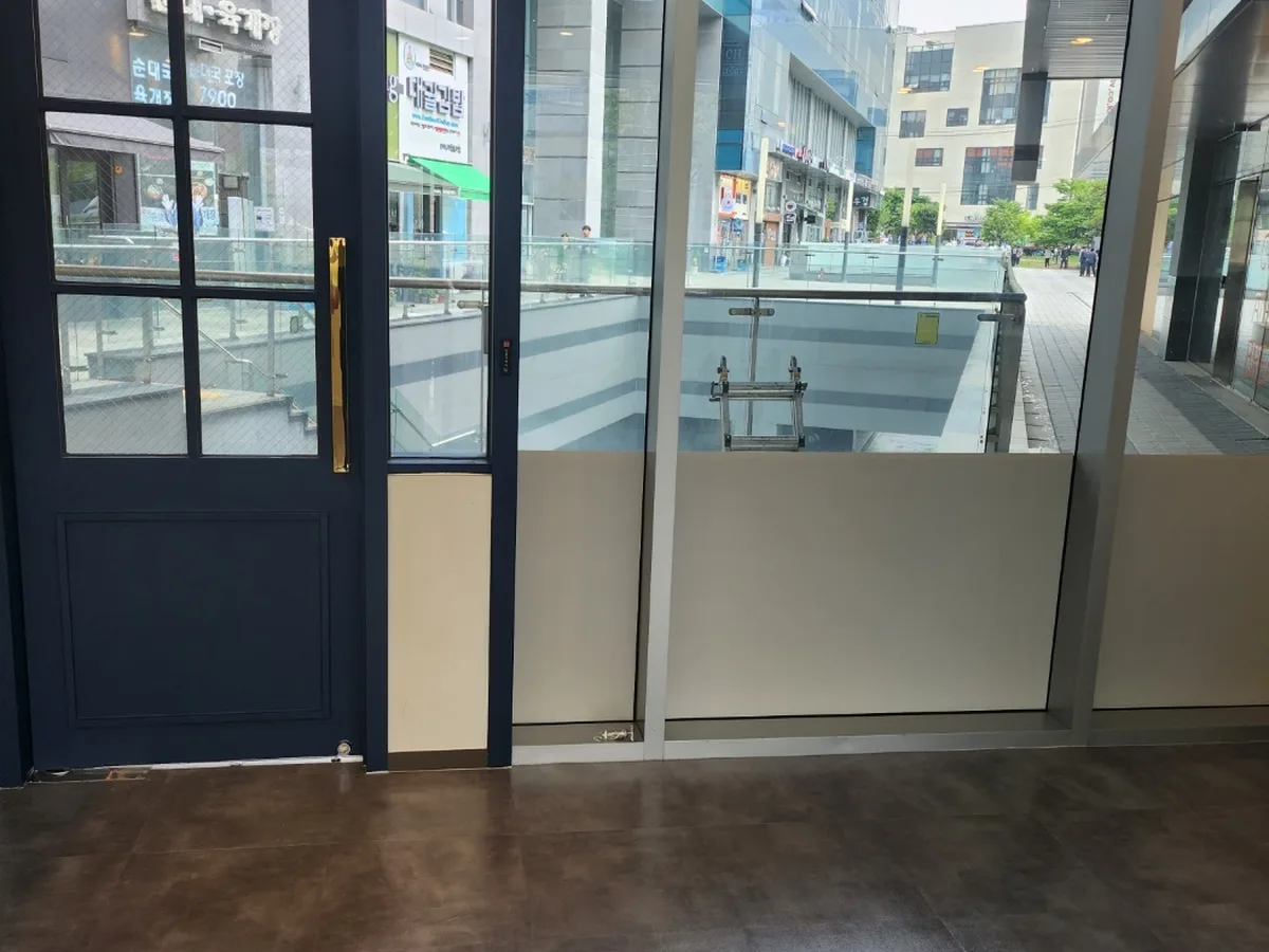 청양군 장평면 현장 출입문·프레임 바닥 위생청소 사례 - 행진크린
